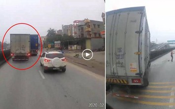 Video: Xe tải bị xe container ép bay lên dải phân cách