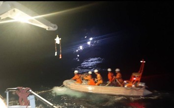 40 thuyền viên thoát nạn trên biển khi tàu hỏng máy lái
