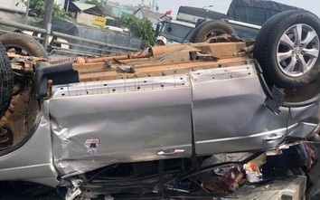 Video: Bị xe container tông, ô tô lật ngửa 4 bánh lên trời