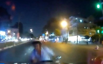 Video: Kinh hoàng xe máy lao thẳng vào đầu ô tô như tự sát