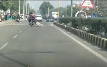 Video: Cảnh sát bị 3 thanh niên phóng xe máy kéo lê hàng chục mét