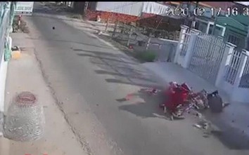 Video: Hai xe máy vỡ nát, 3 người ngã gục sau cú đối đầu cực mạnh