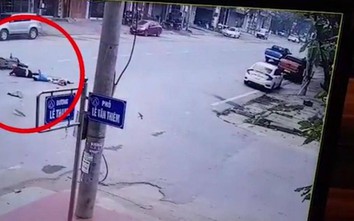 Video: Kinh hoàng xe ben phóng nhanh vượt ẩu, tông chết cháu bé