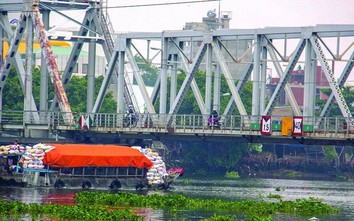 Tàu, thuyền nằm chờ... phá dỡ cầu Bình Lợi