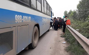 Mở bến xe lưu động, tranh nhau "vợt" khách trên cao tốc Hà Nội - Bắc Giang