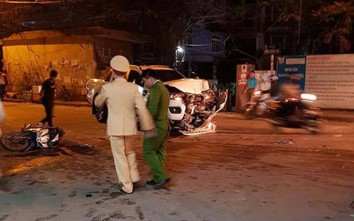 Hà Nội: Ô tô bán tải tông xe máy, đâm vào nhà dân trong đêm