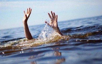 Nhóm trẻ tắm biển bị đuối nước, bé trai 8 tuổi tử vong thương tâm