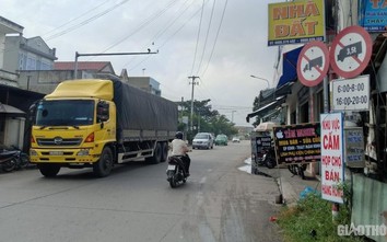 Quảng Nam: Xe tải nặng nối đuôi vào đường cấm, "vắng bóng" lực lượng TTKS