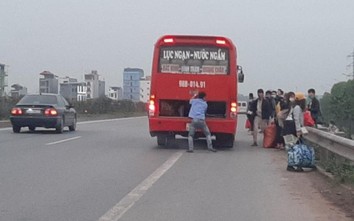 Bất chấp nguy hiểm để “vợt” khách, đi bộ trên cao tốc Hà Nội - Bắc Giang
