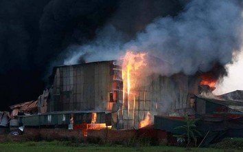 Dập tắt đám cháy lớn tại xưởng gia công sơn ở Hoài Đức