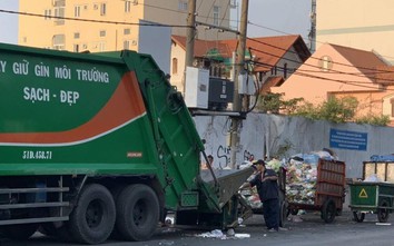 Ngạt thở với các bãi rác hôi thối giữa đường phố Sài Gòn