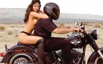 Người đẹp tạo dáng sexy, bốc lửa bên siêu mô tô Harley Davidson