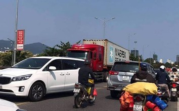 Đà Nẵng: Xác minh xe container bất chấp biển cấm vào cầu sông Hàn