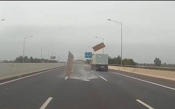 Video: Tài xế ô tô mất vía khi bất ngờ gặp "vật thể bay" trên cao tốc