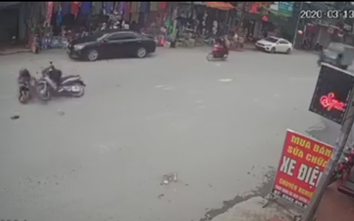 Video: Phóng xe như xé gió, nữ tài xế tông gục 2 người sang đường