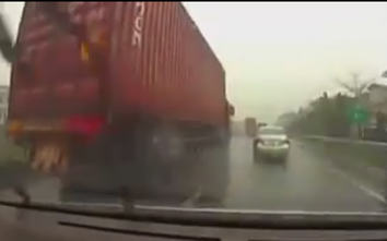 Video: Chuyển làn thiếu quan sát, ô tô con bị xe container húc bay
