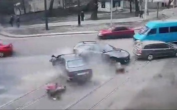 Video: Cú đâm kinh hoàng khiến 2 người ngồi trong ô tô văng ra ngoài