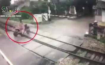 Video: Khoảnh khắc nữ sinh băng qua barie khi đoàn tàu rầm rập lao tới