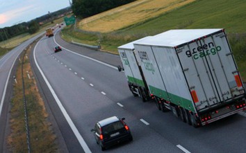 Chạy xe gần container, xe tải nặng cần lưu ý gì để bảo toàn tính mạng?