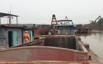 Hà Nội: Bắt giữ 2 tàu khai thác cát lậu trên sông Hồng