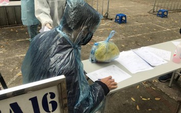 Chùm ảnh: Người dân Hà Nội căng thẳng, mặc cả áo mưa đi test nhanh Covid-19