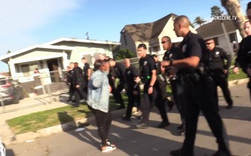 Cảnh sát Mỹ ôm súng, dàn hàng ngang "lùa" người dân tụ tập sinh nhật