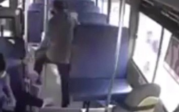 Video: Kinh hoàng khoảnh khắc người đàn ông đâm tử vong nhân viên xe buýt