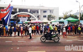 Mặc quy định giãn cách, người dân chen lấn tại "ATM gạo" Bình Định