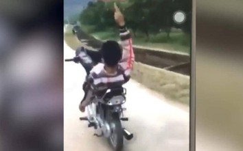 Bắc Giang: Con khoe clip lái xe bằng chân trên facebook, mẹ bị xử phạt