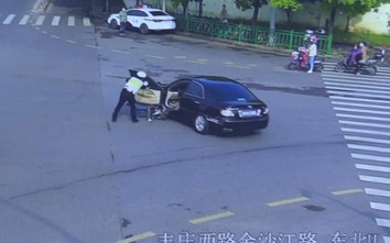 Video: CSGT phản ứng nhanh như chớp khi nữ tài xế văng khỏi ô tô đang chạy