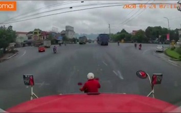 Video: Ngỡ ngàng pha tạt đầu xe container cực mạo hiểm của nữ "ninja"