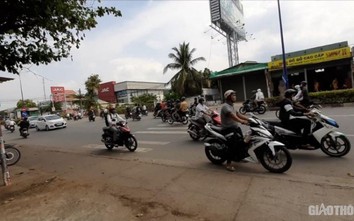 Video: Trăm “quái xế” nẹt pô ầm ĩ, tháo chạy ngược chiều gây náo loạn QL13