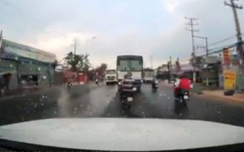 Video: Phóng nhanh, vượt ẩu, hai người đi xe máy suýt chui gầm xe tải