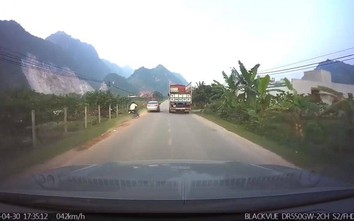 Video: Cái kết đắng của tài xế xe máy cố tình vượt ẩu