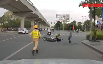 Video: Thanh niên tông gục CSCĐ khi định "thông chốt" 141