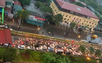Video: Mái tôn bay xuống đường, đường Yên Phụ tắc nghẹt