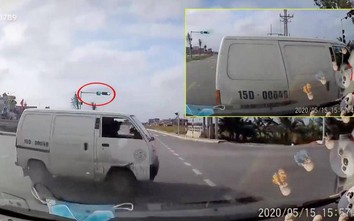 Video: Tài xế ô tô vượt đèn đỏ, suýt gây tai nạn kinh hoàng