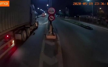 Video: Bị xe container "cướp đường", xe tải suýt đâm dải phân cách