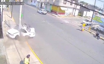 Video: Xe con bị mất lái lao vào cột điện gãy làm đôi