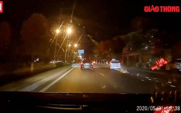 Video: Taxi tông 2 xe máy tóe lửa, trẻ nhỏ bị thương gào khóc giữa đường