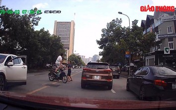 Video: Va chạm giao thông, tài xế ''choảng'' nhau giữa đường