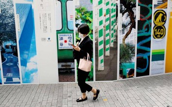 Nhật: Người đi bộ có thể bị cấm sử dụng điện thoại di động
