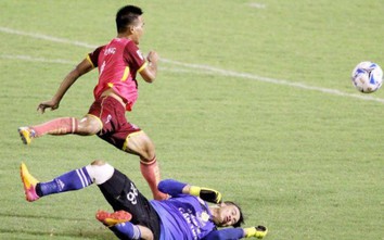 Rợn người những pha vào bóng như đấu võ tại V-League