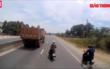 Video: Hãi cảnh nhóm trai trẻ tạt đầu xe tải, giỡn mặt tử thần trên quốc lộ