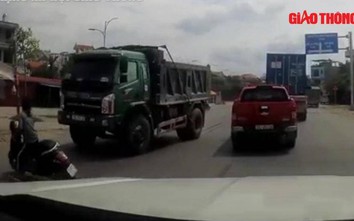 Video: Người phụ nữ suýt chui gầm xe tải vì sang đường ẩu