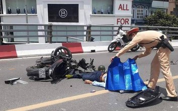 Video: Khiếp cảnh người đi xe máy vượt ẩu, lấn làn tông trực diện đầu ô tô