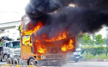 Clip: Xe container bốc cháy như đuốc trên Xa lộ Hà Nội