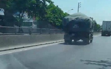 Video: Cận cảnh xe tải biển Ninh Bình "văng đá hộc" trên quốc lộ