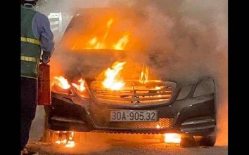 Quảng Ninh: Xe Mercedes bốc cháy dữ dội trên cầu Bạch Đằng