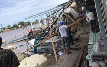 Sạt lở trong đêm ở Cà Mau, 14 căn nhà bị trôi xuống sông